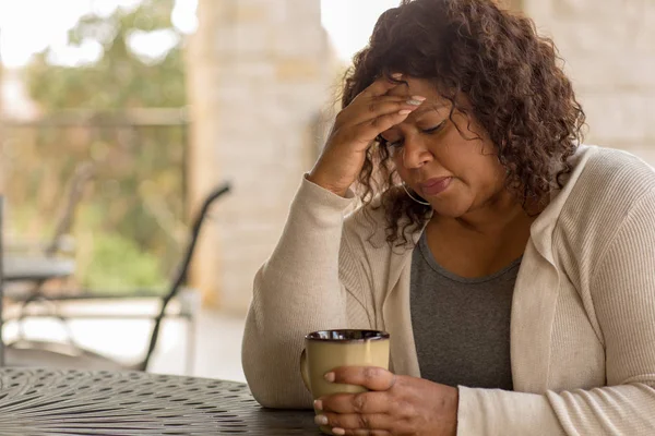 Afro-americana de mediana edad mujer buscando triste . Fotos de stock libres de derechos