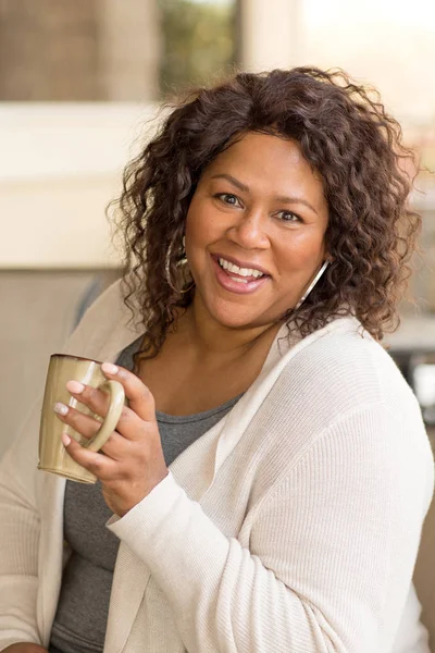 Hermosa mujer afroamericana madura sonriendo y riendo . Imágenes de stock libres de derechos