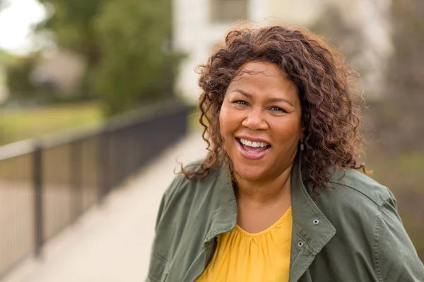 Hermosa mujer afroamericana madura sonriendo y riendo . Imagen de archivo