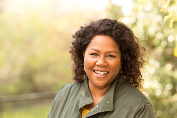 Mooie rijpe Afro-Amerikaanse vrouw lacht en lacht. — Stockfoto