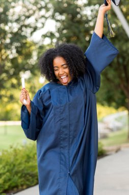 Onun mezuniyet töreninde kendinden emin Afrikalı-Amerikalı kadın.