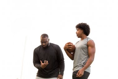 Amerikan futbolu koçu bir genç sporcu eğitim.