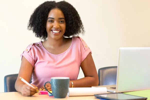 Portrait de femme d'affaires afro-américaine au travail . — Photo