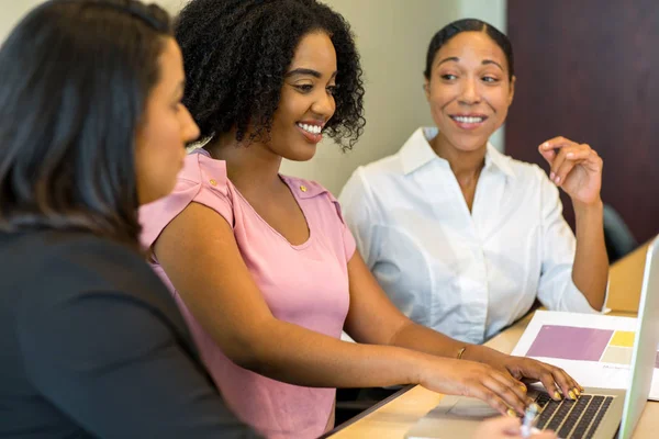 Groupe multiethnique de femmes au travail . — Photo