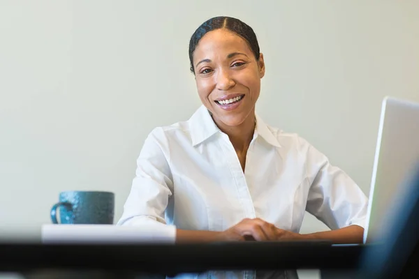 Portrait de femme d'affaires afro-américaine au travail . — Photo