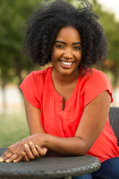 Feliz confiante mulher afro-americana sorrindo lá fora . — Fotografia de Stock