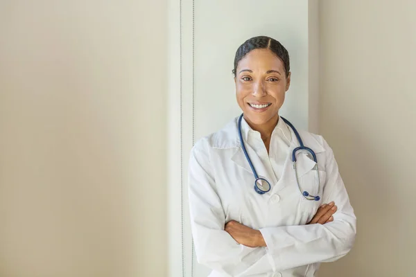 Retrato de una doctora afroamericana . Fotos de stock