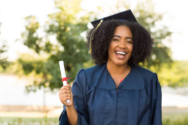 Mujer afroamericana segura en su graduación . Imágenes de stock libres de derechos