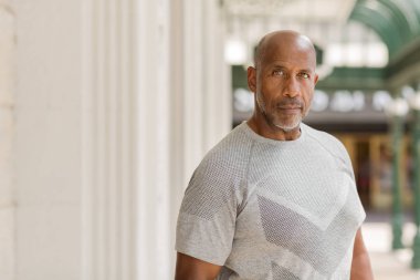 Afrika kökenli Amerikalı adam ilgili bir göz ile.