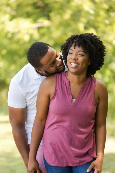 幸福的非洲裔美国夫妇笑和微笑. — 图库照片