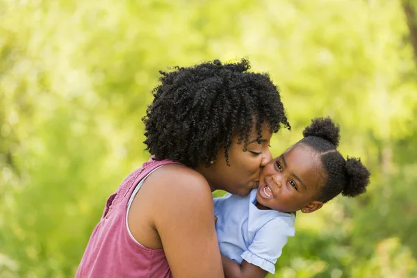 Afro-amerikai anya, nevetett, és átölelte a lánya. — Stock Fotó
