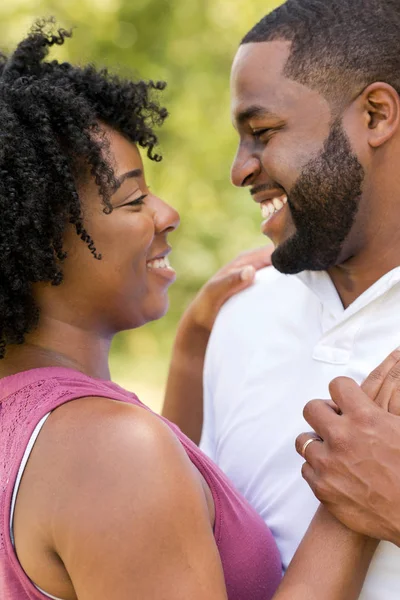 Feliz pareja afroamericana riendo y sonriendo . — Foto de Stock