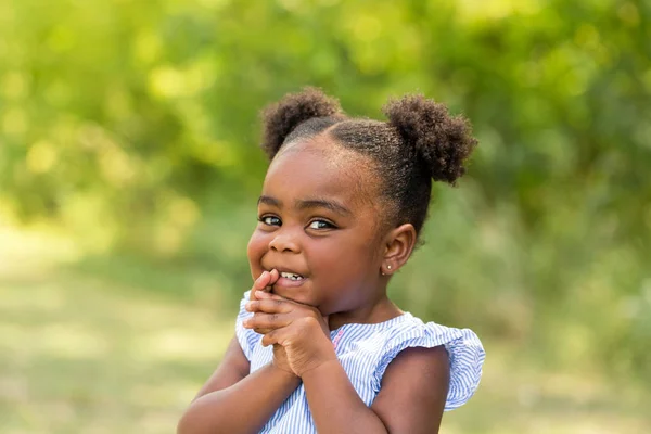 प्यारा छोटा अफ्रीकी अमेरिकी छोटी लड़की मुस्कुराते हुए . — स्टॉक फ़ोटो, इमेज