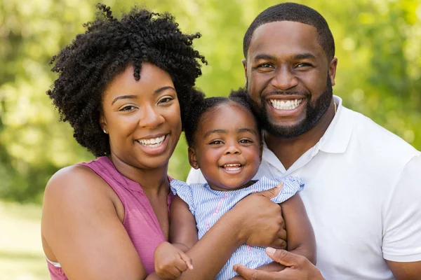 Glad African American familjen skrattar och ler. — Stockfoto