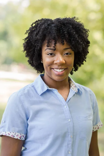 Mujer afroamericana feliz con el pelo rizado . — Foto de Stock