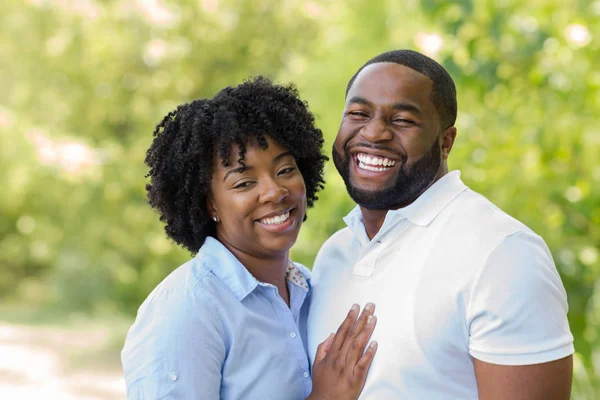 Retrato de um feliz casal afro-americano sorrindo . — Fotografia de Stock
