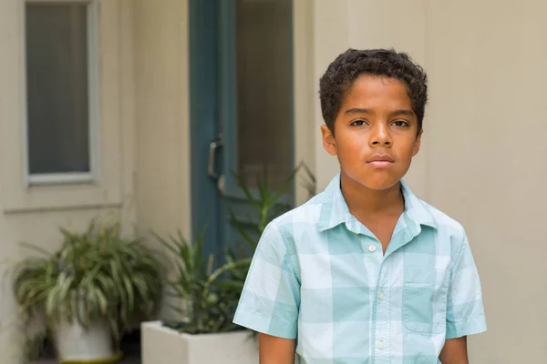 一个年轻的混血小男孩的波塔里特. 免版税图库照片