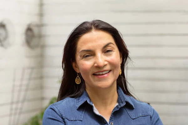 Portarit van een vrouw gelukkig middenleeftijd Hispanic. Stockfoto