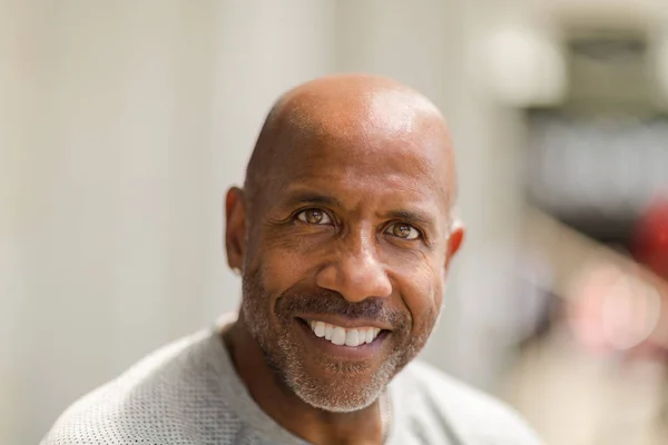 Gelukkig volwassen African American man die lacht buiten. Stockfoto