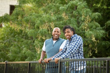 Afro-Amerikan baba ve yetişkin oğlu.