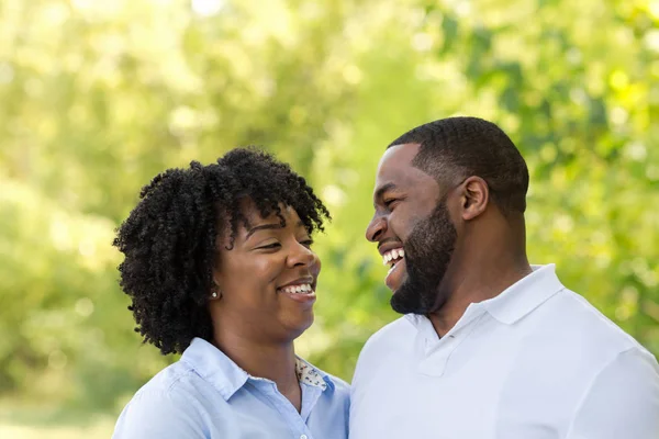 Retrato de um feliz casal afro-americano sorrindo . — Fotografia de Stock