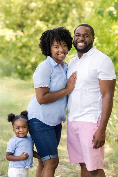 Familia afroamericana en el parque con su hija . — Foto de Stock