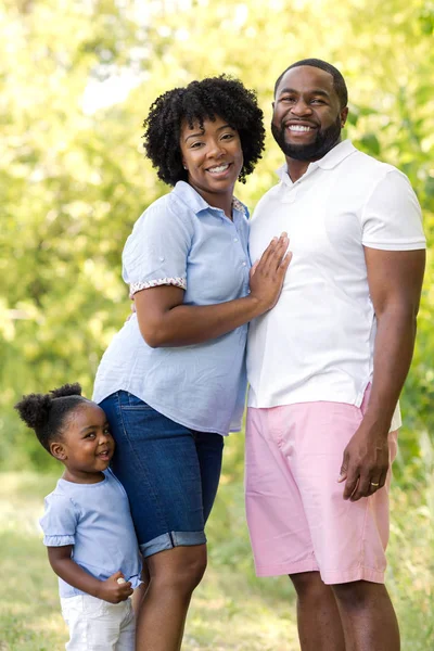 Família afro-americana no parque com sua filha . — Fotografia de Stock