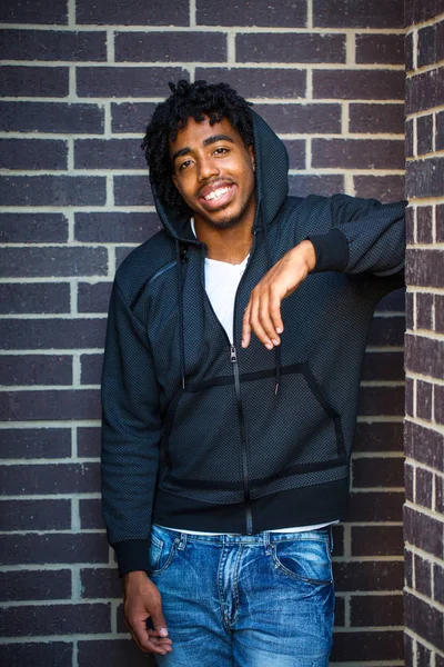 Junger gutaussehender afrikanisch-amerikanischer Mann lächelt draußen. — Stockfoto