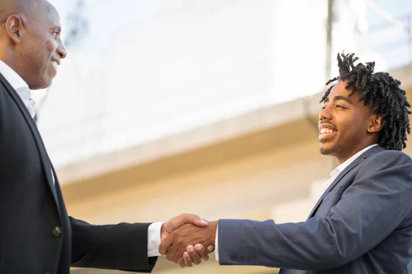 Mature African American casually dressed businessman shaking hands. — Stock Photo, Image