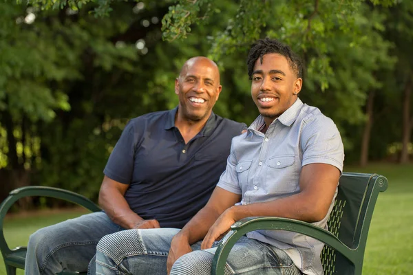 Afrikanisch-amerikanischer Vater und sein erwachsener Sohn. Stockbild