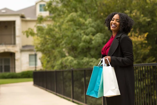 Szép afro-amerikai nő, sétáló és bevásárló. — Stock Fotó