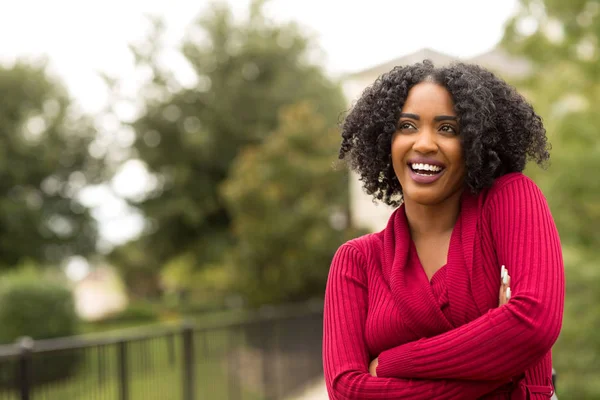 Bella donna afroamericana sicura di sé sorridente fuori — Foto Stock