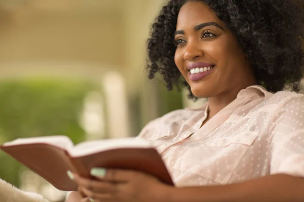 Mulher afro-americana estudando e lendo a Bíblia . — Fotografia de Stock