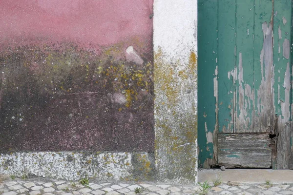 Ściana Porażona Pogodą Śladami Wzrostu Mchu Wietrzenia Lizbona Portugalia — Zdjęcie stockowe