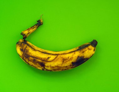 Bekar, olgun muz ve yeşil bir arka plan.