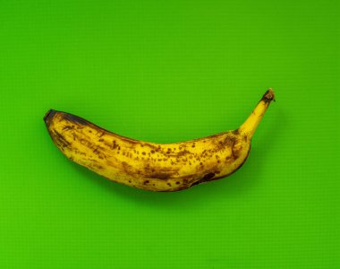 Bekar, olgun muz ve yeşil bir arka plan.