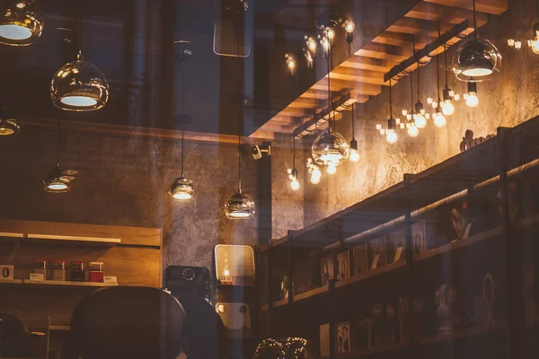 Sokakta bir müzik mağazası iç görüntülemek