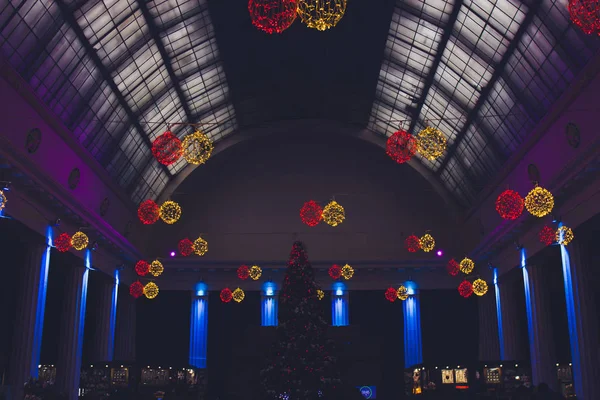 Yeni yıl Noel ağacı ve çelenk ile iç