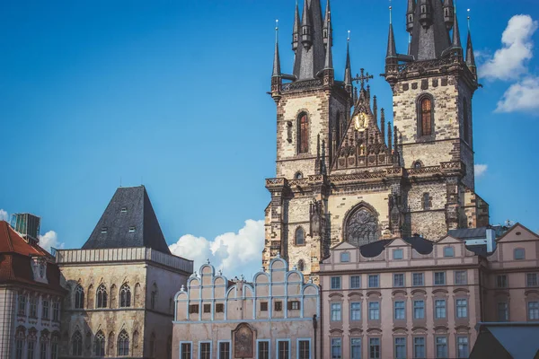 Tanrı'nın huzurunda Tyn Prag'da anası kilise görünümünü
