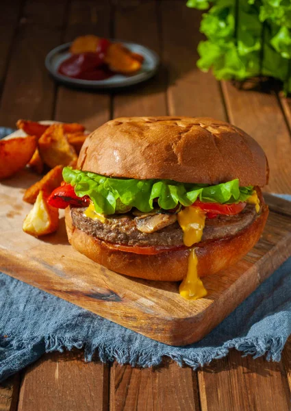 Sebzeli hamburger, sos ve patates dilimleri.