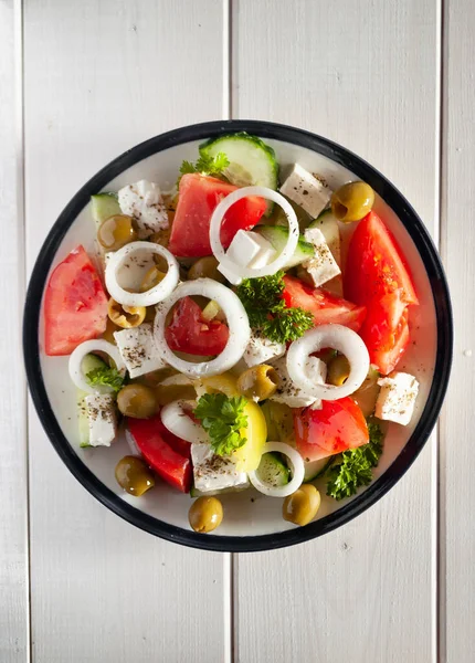 Taze domates salatası, salatalık, biber, zeytin ve peynir, zeytinyağı ile baharatlı.