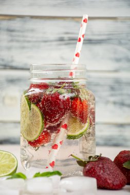 Dinlenme içecekler, su dondurulmuş ve taze meyveler, limon, limon ve nane yaprakları ile