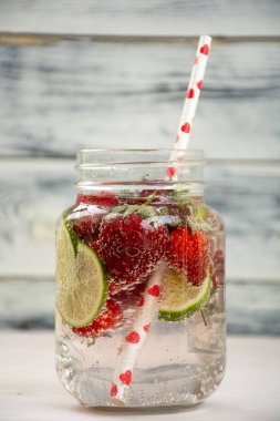 Dinlenme içecekler, su dondurulmuş ve taze meyveler, limon, limon ve nane yaprakları ile