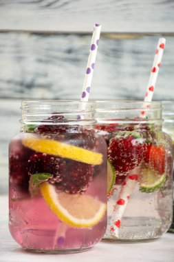 Dinlenme içecekler, su dondurulmuş ve taze meyveler, limon, limon ve nane yaprakları ile