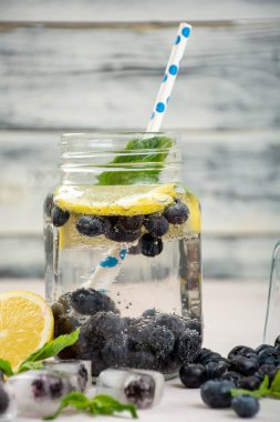 Dinlenme içecekler, su dondurulmuş ve taze meyveler, limon, limon ve nane yaprakları ile