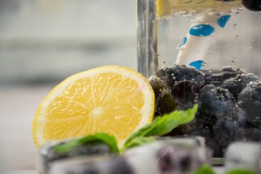 Dinlenme içecekler, su dondurulmuş ve taze meyveler, limon, limon ve nane yaprakları ile