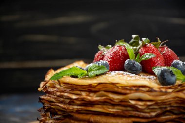 Yığın krep, ince krep, çilek ile Rus bliny