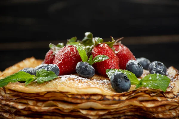 Yığın krep, ince krep, çilek ile Rus bliny