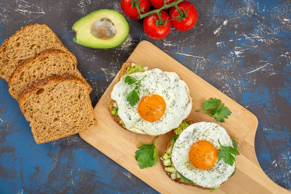 Avocado Egg Toasts Whole Grain Bread Fresh Tomatoes — Stock Photo, Image