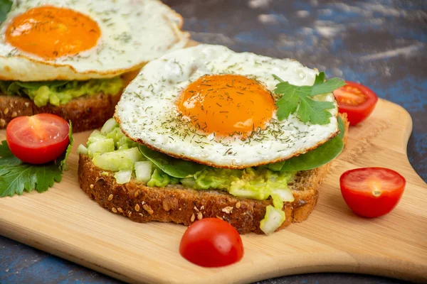 Avocado Egg Toasts Whole Grain Bread Fresh Tomatoes — Stock Photo, Image